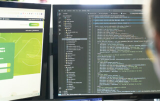 double écran ave cdes interfaces web et de code