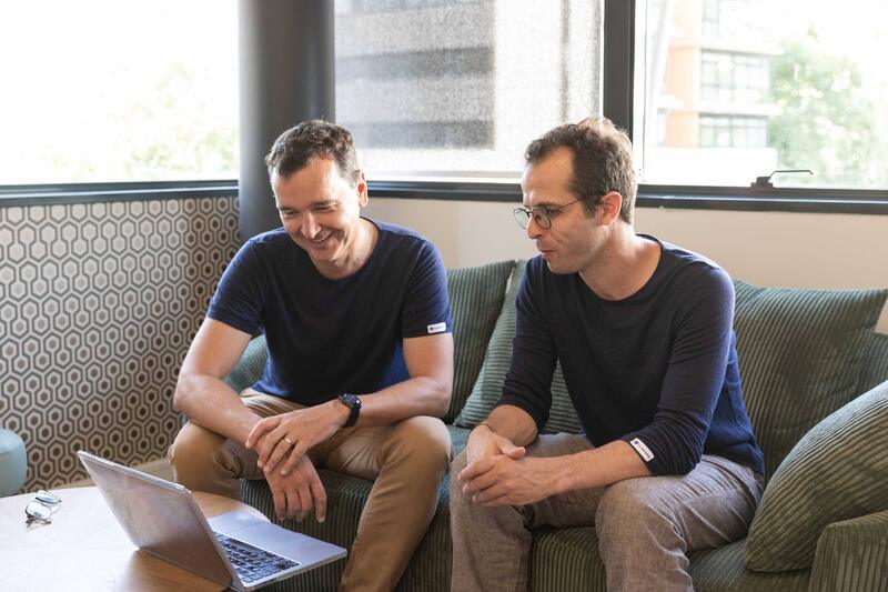 Equipe de BlueMarketing en train de faire une réunion