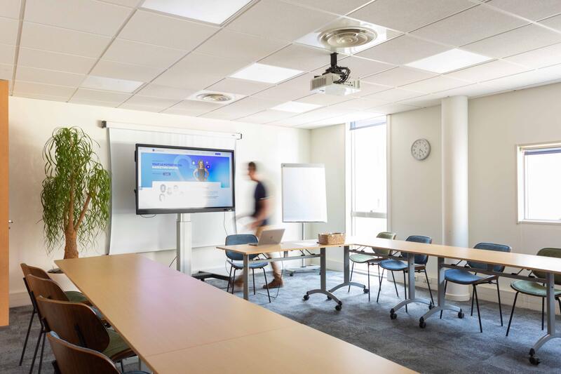 Salle de réunion d'agence de marketing digital à Nantes