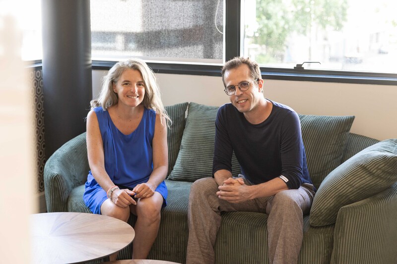 Marianne et Dahou sur un canapé dans les bureaux de Nantes de l'agence de marketing digital BlueMarketing