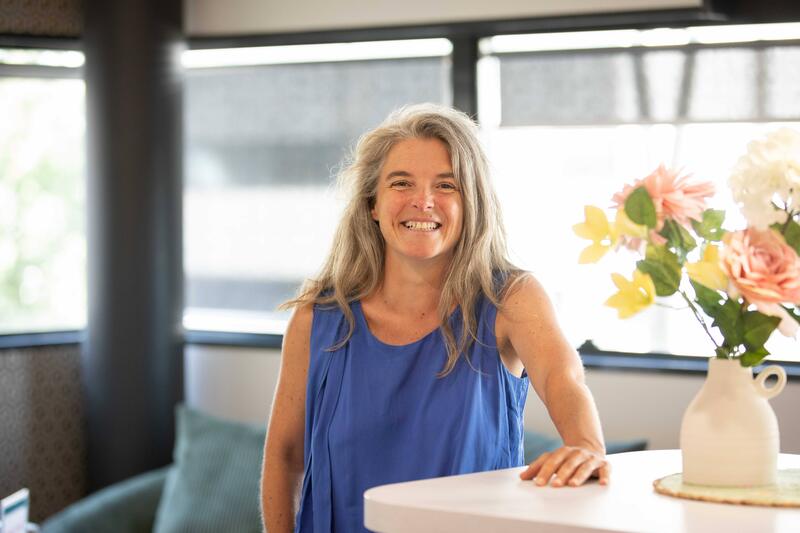 Portrait de Marianne, responsable marketing digital dans les bureaux de Nantes