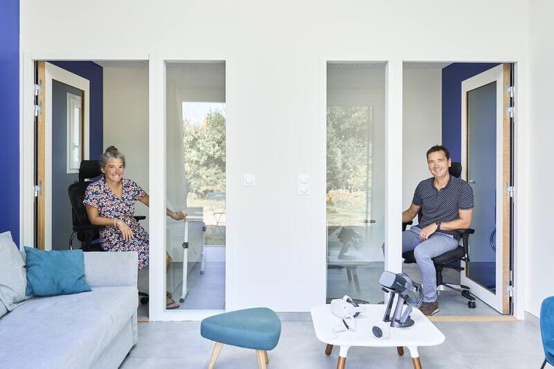 Marianne et Judicaël à l'agence BlueMarketing des Sables-d'Olonne