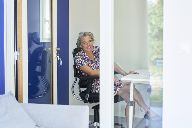 Marianne à son bureau de l'agence BlueMarketing des Sables-d'Olonne