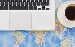 ordinateur portable et café sur une mapmonde