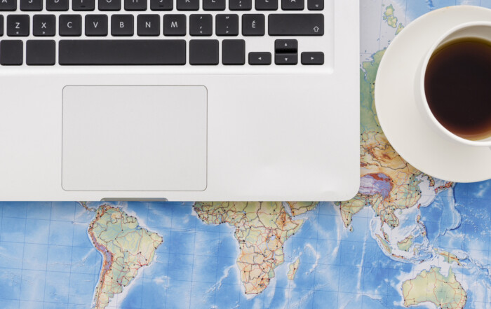 ordinateur portable et café sur une mapmonde