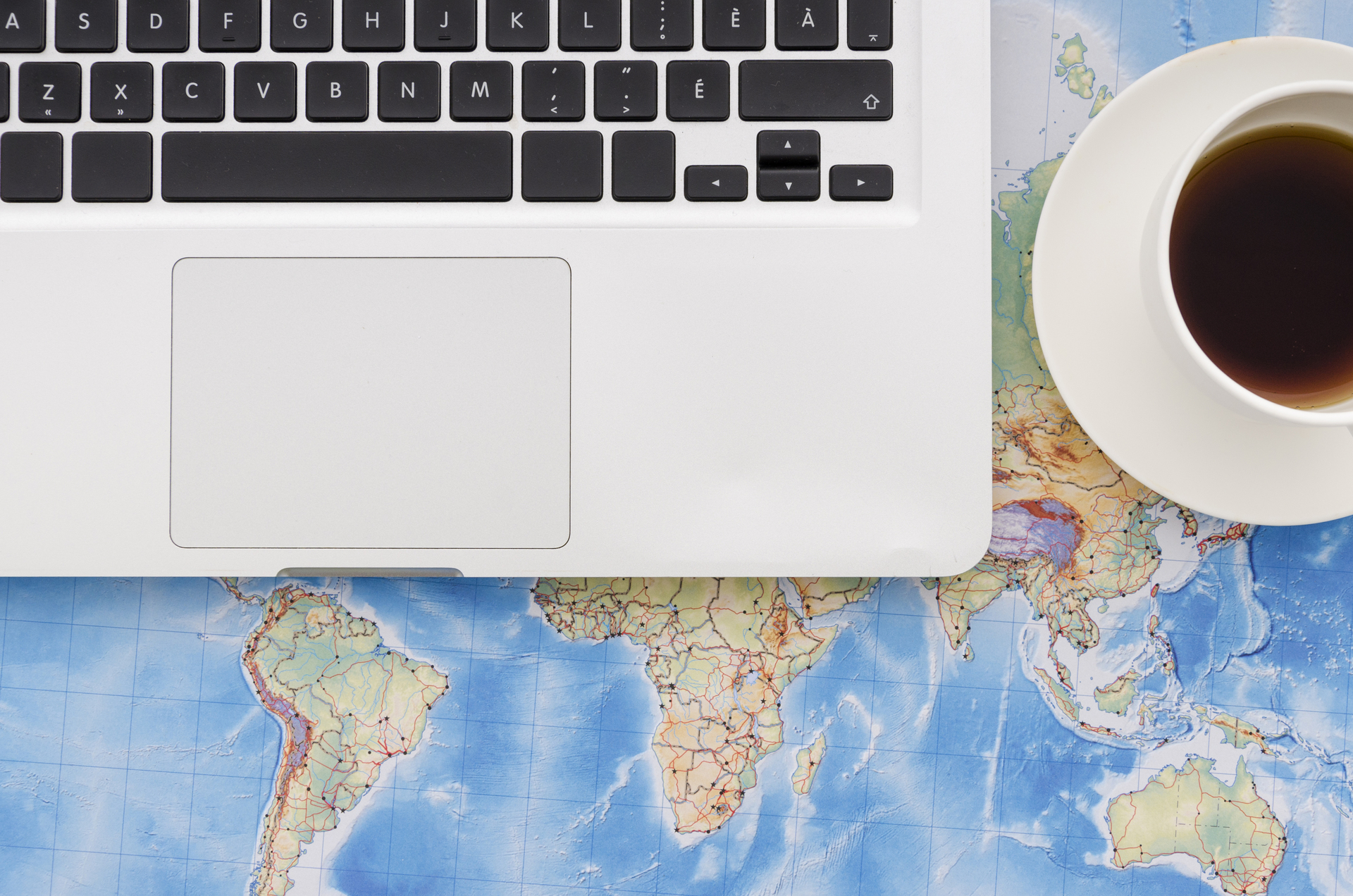 ordinateur portable et café sur une mapmonde