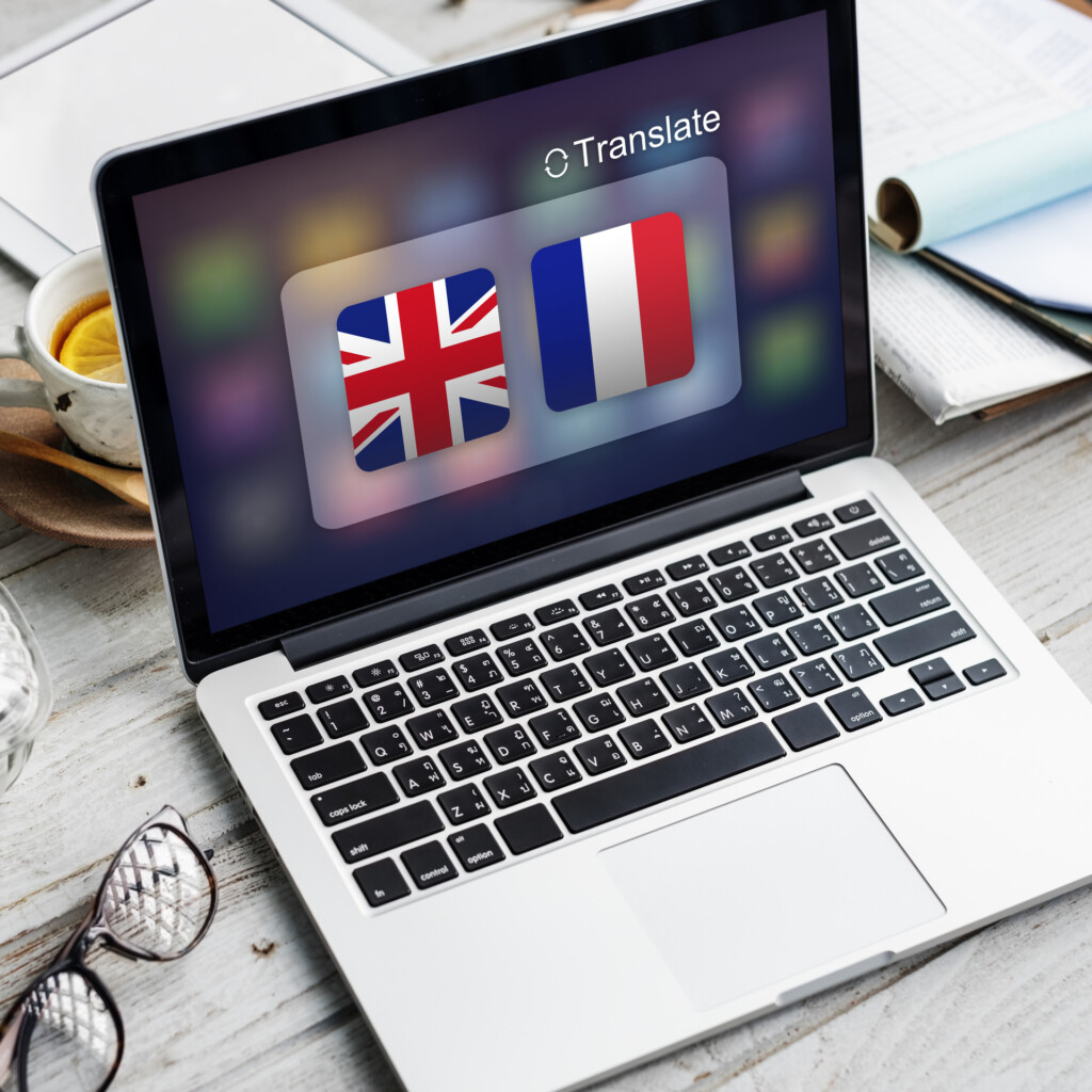 Macbook avec une interface de traduction affiché sur l'écran