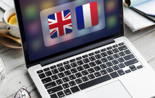 Macbook avec une interface de traduction affiché sur l'écran