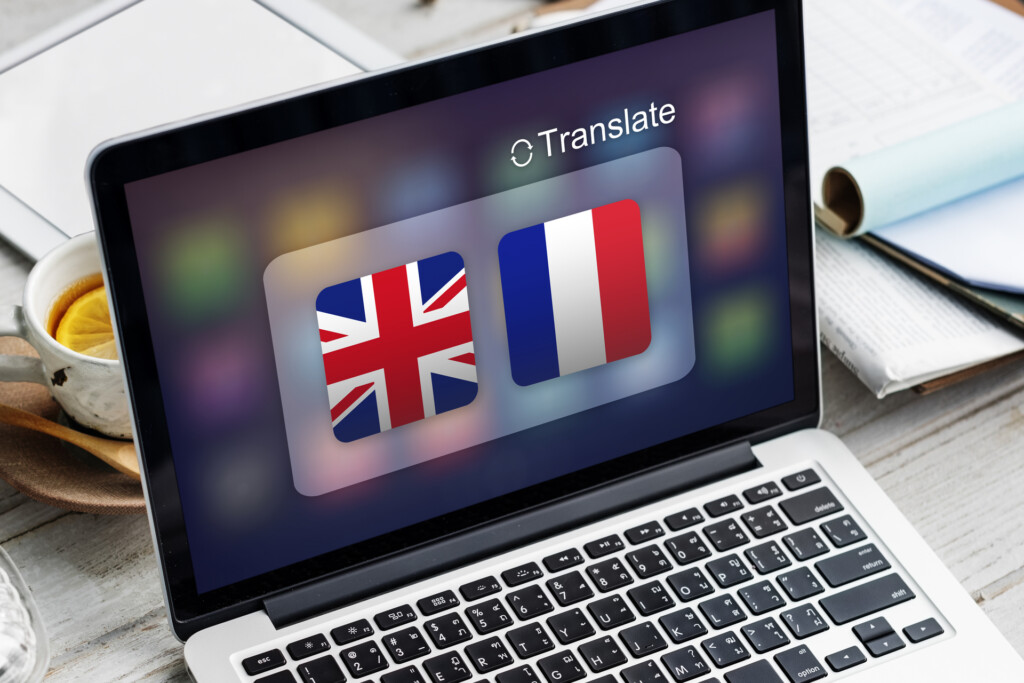 Macbook avec une interface de traduction affiché sur l'écran