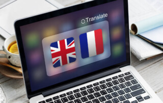 Macbook avec une interface de traduction affiché sur l'écran