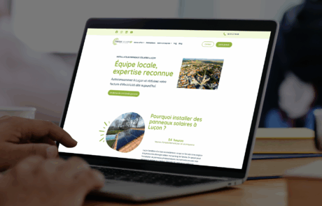 ordinateur portable avec une personne en train de naviguer sur une page locale du site énergie solaire 85