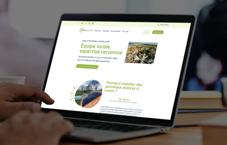 ordinateur portable avec une personne en train de naviguer sur une page locale du site énergie solaire 85