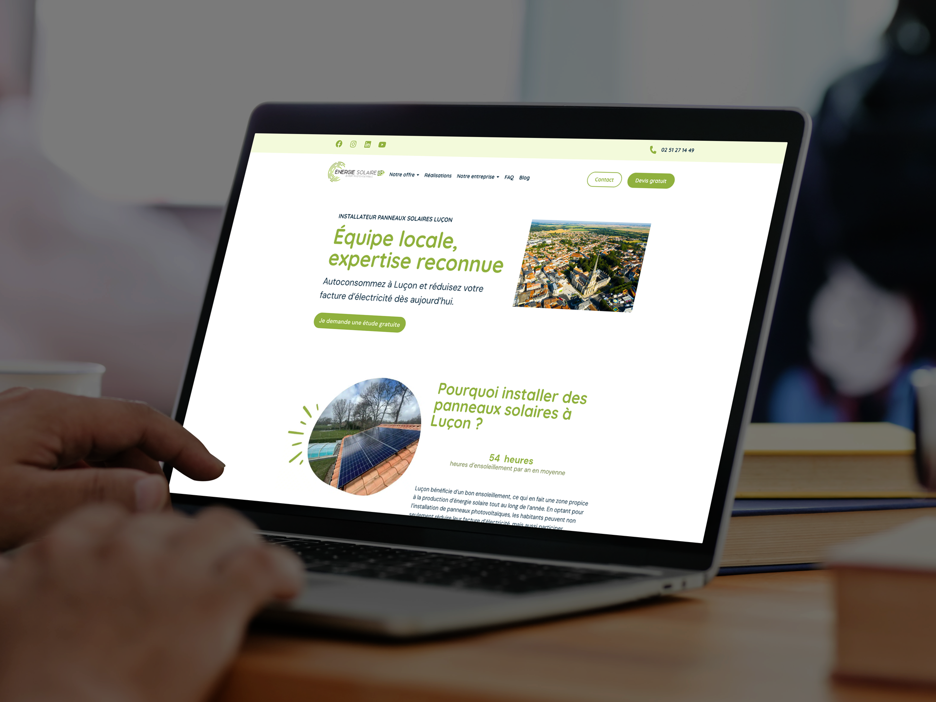 ordinateur portable avec une personne en train de naviguer sur une page locale du site énergie solaire 85