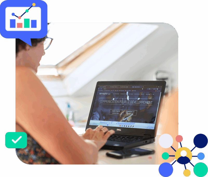 image d'une personne en train de naviguer sur le web. L'image est composée également de pictogrammes d'illustrations